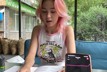 Гуляет с вибратором в трусиках, а с виду такая скромная