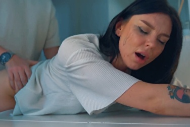 Трахнул в глотку до слёз — сама к члену полезла, теперь нагибайся