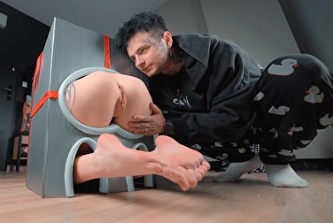 Интересно, что это прислали — а эта дырка, чтобы в неё кончали?